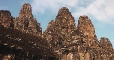 Angkor, Kamboçya 'da mavi gökyüzüne karşı Bayon Tapınağı' nın destansı geniş açılı görüntüsü. Seyahat tanıtımı, tarihi belgesel, kültürel projeler ve turizm reklamı için mükemmel..