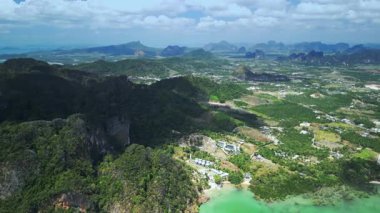 Tayland, Krabi 'deki Railay Sahili' nin panoramik insansız hava aracı görüntüleri turkuaz denizi, kireçtaşı kayalıkları, tropikal manzara ve kıyı şeridini gösteriyor. Turizm, seyahat tanıtımı ve egzotik tatil kavramları için mükemmel..