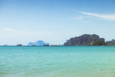 Turkuaz deniz manzaralı uzun kuyruklu tekneler, Ko Poda Adası ve Tayland 'ın Krabi kentindeki Doğu Railay bakış açısı, tropikal seyahat, doğa kaçışı ve egzotik kıyı turizmi tanıtımı..