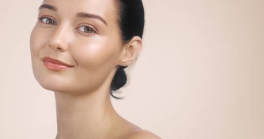 Parlayan, parlak tenli ve yumuşak doğal makyajlı gülümseyen beyaz bir kadının banner tarzı görüntüsü. Güzellik reklamları, cilt tanıtımları ve sağlıklı markalar için ideal..