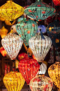 Hoi An, Vietnam 'daki geleneksel ipek fenerlerin yakın çekimi, canlı çiçek desenleri ve kaligrafi içeriyor. Kültürel promosyonlar, seyahat reklamları ve Güneydoğu Asya editörleri için ideal.