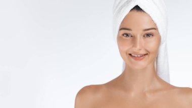Beyaz bir havluya sarılmış parlak ciltli güzel bir genç kadın, nazikçe gülümsüyor. Taze ve ışıl ışıl görünüşü güzellik, cilt bakımı ve kişisel bakım kavramlarını yansıtıyor. Sağlık promosyonları için mükemmel..