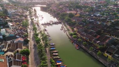 Hoi An, Vietnam 'ın yatay çekimleri nehir kenarı teknelerini, geleneksel mimariyi ve canlı yaya alanlarını gösteriyor. Turizm tanıtımları ve kültürel seyahat içeriği için mükemmel..