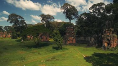 Angkor Wat, Bayon, Ta Prohm, Angkor Thom ve Suor Proat tapınaklarının yer aldığı Kamboçya 'dan sinemanın video serisi. Hava aracı çekimleri, yaşam tarzı turistleri, tuk nakliyesi, orman kökleri...