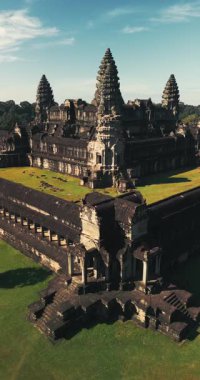 Siem Reap, Kamboçya 'daki Angkor Wat tapınağının çarpıcı hava aracı görüntüsü. Yüksek kaliteli 4K stok görüntüleri turizm kampanyaları, kültürel tanıtımlar, tarih belgeselleri ve seyahat reklamları için ideal