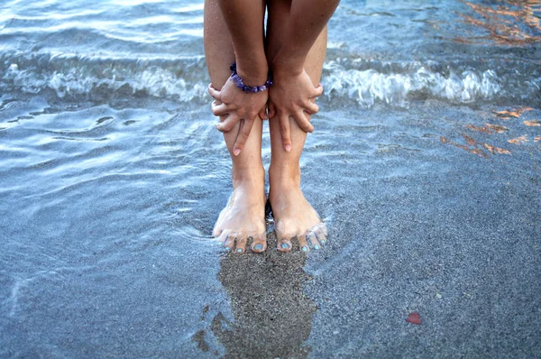 Bela mulher mãos e pés na praia — Fotografia de Stock