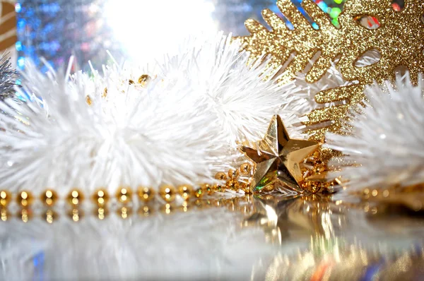 Fondo de vacaciones con adornos de Navidad — Foto de Stock