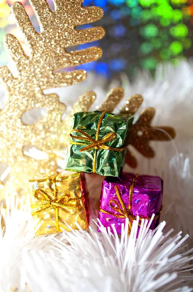 Vakantie achtergrond met Kerst ornamenten — Stockfoto