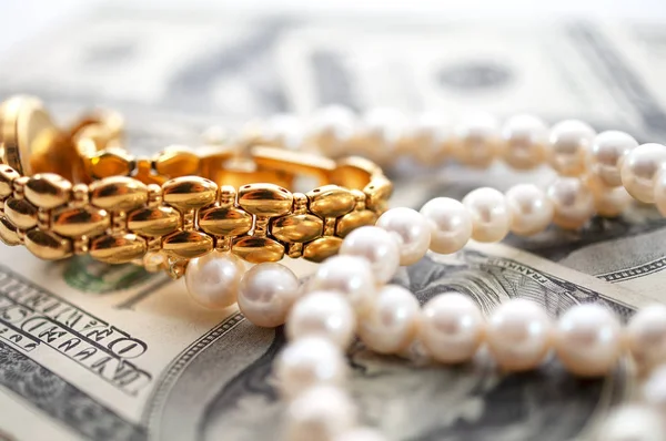 Dollars fond avec montre en or et perles image conceptuelle — Photo
