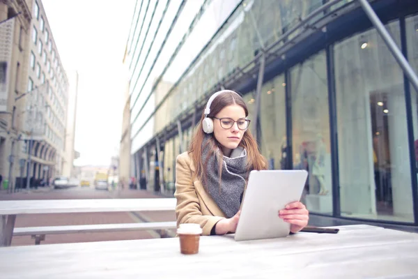 Jonge Vrouw Met Een Laptop Zitting Een Terras Buiten Studeren — Stockfoto