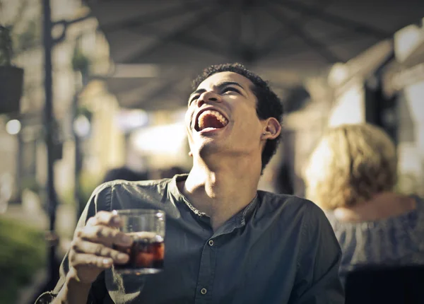 Людина Сміється Насолоджуватися Випивкою Відкритому Терасі — стокове фото