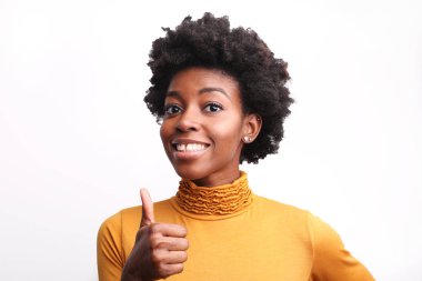 Tamam gösterilen ve gülümseyen genç güzel Afro kadın.