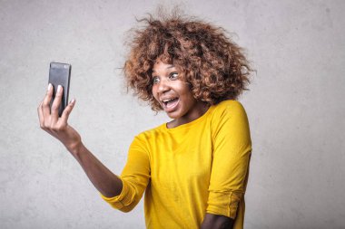 Bir selfie kapalı alarak genç Afro kadın.