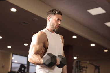 Genç atletik erkek spor salonunda ağırlık kaldırma.