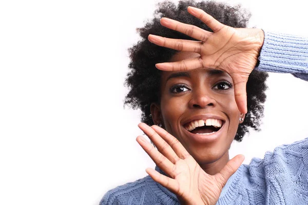 Jovem Mulher Afro Bonita Fazendo Rosto Engraçado Rindo — Fotografia de Stock