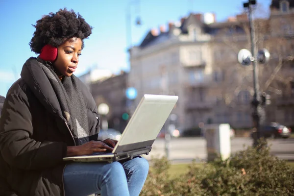 Joven Hermosa Mujer Afro Sentado Con Ordenador Portátil Trabajando Calle —  Fotos de Stock