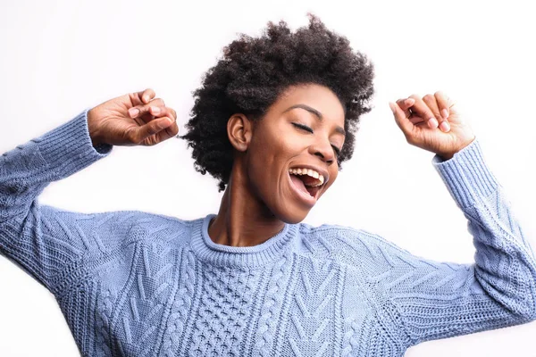 Gelukkig Mooi Afro Jongedame Dansen Volkomen Gelukkig Gevoel — Stockfoto