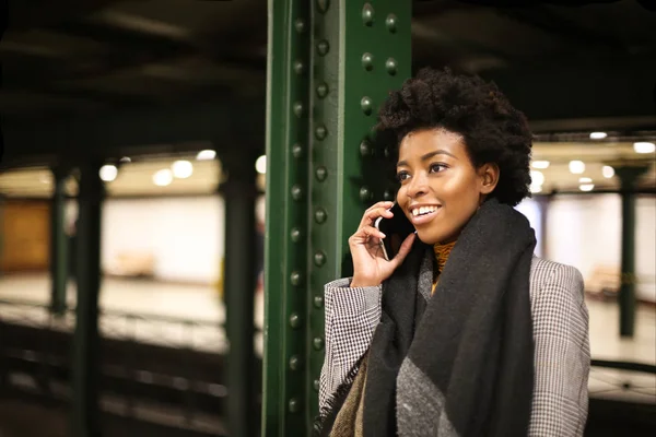 Νεαρή Όμορφη Γυναίκα Αφρο Μιλώντας Ένα Smartphone Στο Σταθμό Του — Φωτογραφία Αρχείου