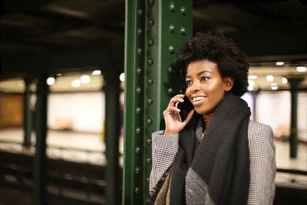 Giovane Bella Donna Afro Che Parla Uno Smartphone Una Stazione — Foto Stock