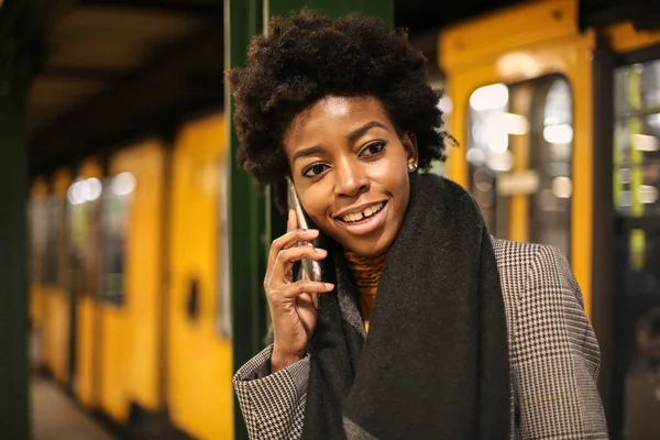 Молодая Красивая Афро Женщина Разговаривает Смартфоне Метро — стоковое фото