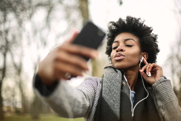 Νεαρή Όμορφη Γυναίκα Αφρο Ακουστικά Λαμβάνοντας Μια Selfie — Φωτογραφία Αρχείου