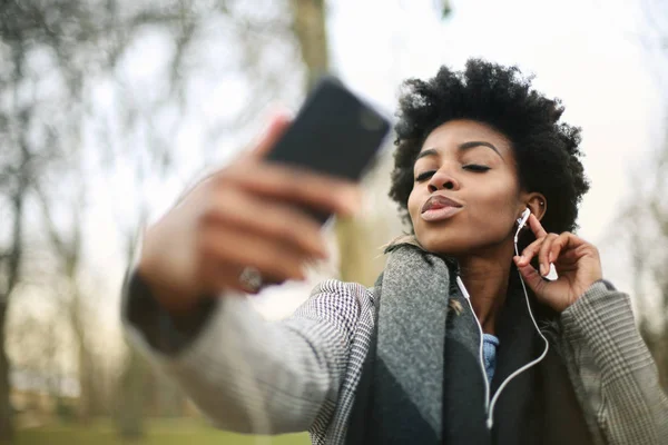 Mooie Afro Jongedame Met Koptelefoon Nemen Van Een Selfie Met — Stockfoto