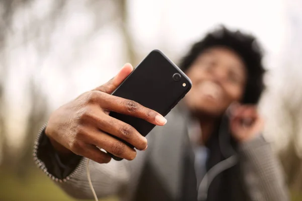 Ung Afro Kvinnas Hand Tar Selfie Med Smartphone — Stockfoto