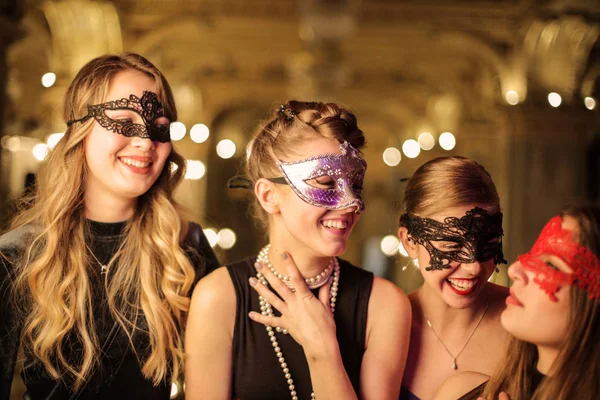 Grupp Kvinnliga Vänner Bära Maskerader Ler Och Njuter Part — Stockfoto