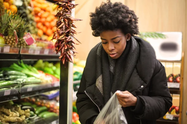 Junge Schöne Afro Frau Beim Einkaufen Einem Lebensmittelgeschäft — Stockfoto