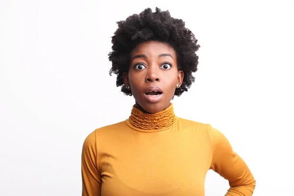 Jovem Bela Afro Mulher Sentindo Surpreso — Fotografia de Stock