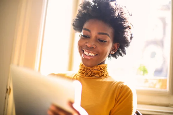 Giovane Bella Donna Afro Navigare Internet Con Tablet Sorridente — Foto Stock