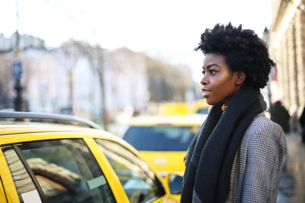 Jovem Mulher Afro Bonita Lado Táxi Cidade — Fotografia de Stock