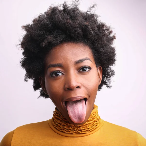 Νεαρή Όμορφη Γυναίκα Αφρο Δείχνει Γλώσσα — Φωτογραφία Αρχείου