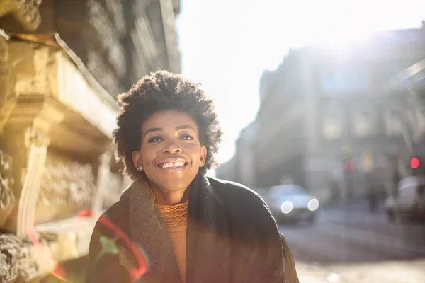 Jovem Mulher Afro Bonita Andando Sorrindo Para Câmera — Fotografia de Stock