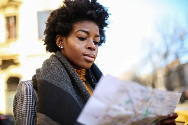 Joven Mujer Afro Hermosa Mirando Mapa Ciudad — Foto de Stock