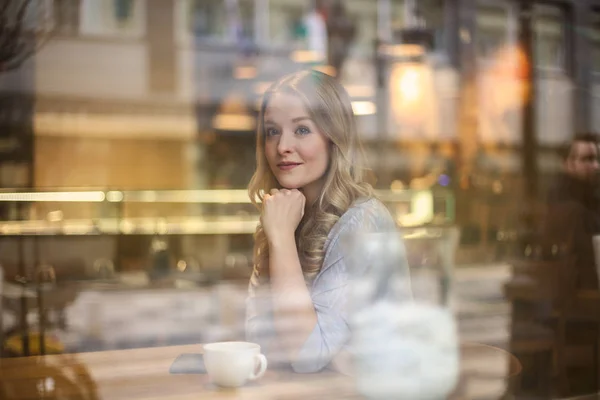 Ung Vacker Blond Kvinna Sitter Caf Med Drink Och Tittar — Stockfoto