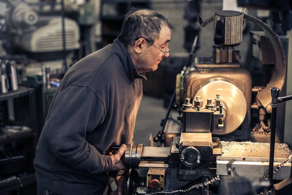 Senior Handwerker Der Mit Einer Maschine Arbeitet — Stockfoto