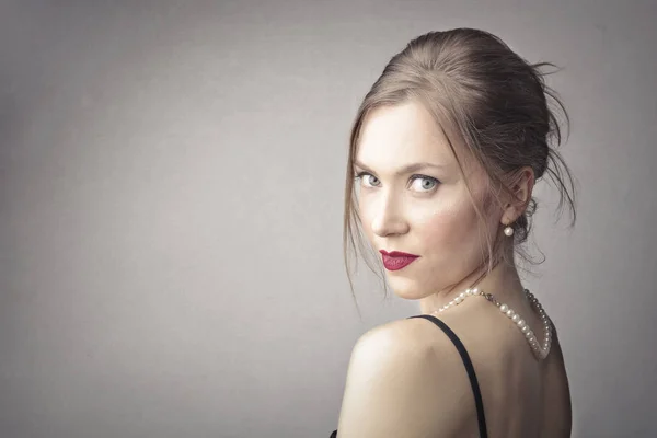 Unga Blonda Eleganta Kvinnan Bär Smycken Och Titta Förföriskt — Stockfoto