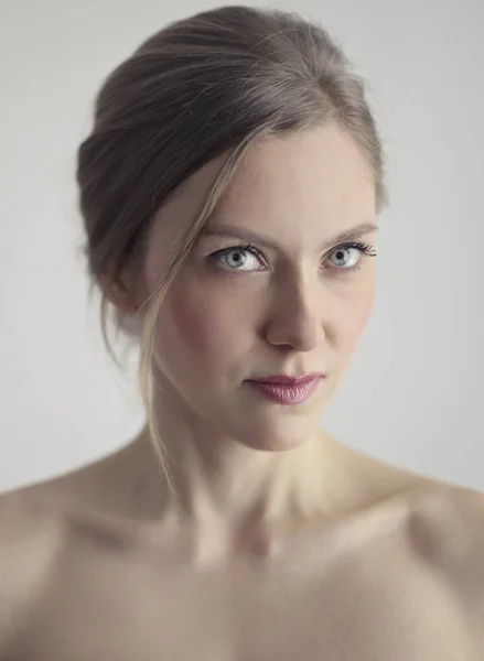 Retrato Uma Jovem Mulher Loira — Fotografia de Stock