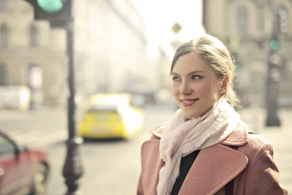 Jonge Blonde Vrouw Die Lacht Stad Een Zonnige Dag — Stockfoto