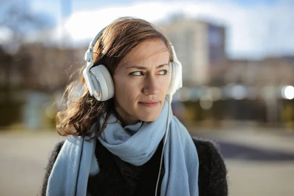 Молода Красива Жінка Блакитним Шарфом Слухає Музику Відкритих Навушниках — стокове фото