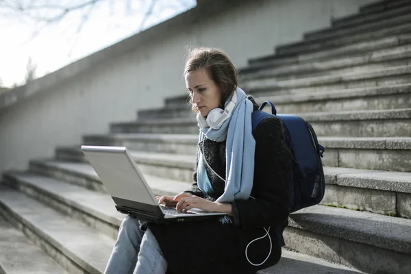 Mooie Jongedame Met Koptelefoon Zittend Een Trap Studeren Een Laptop — Stockfoto