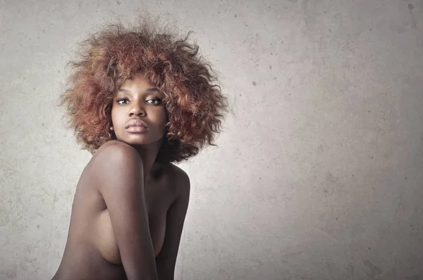 Naakte Jonge Afro Vrouw Zoek Naar Camera — Stockfoto