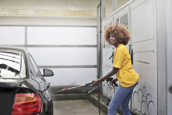 Jeune Femme Afro Nettoyant Voiture Dans Une Station Service — Photo