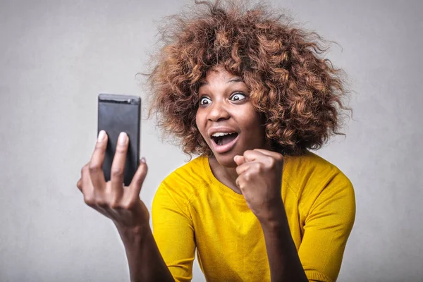 Enthousiast Jonge Afro Vrouw Haar Smartphone Kijken Juichen — Stockfoto