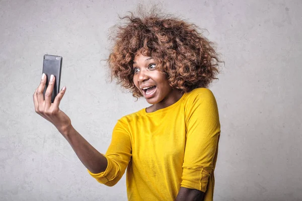 Jonge Afro Vrouw Nemen Van Een Selfie Binnen — Stockfoto