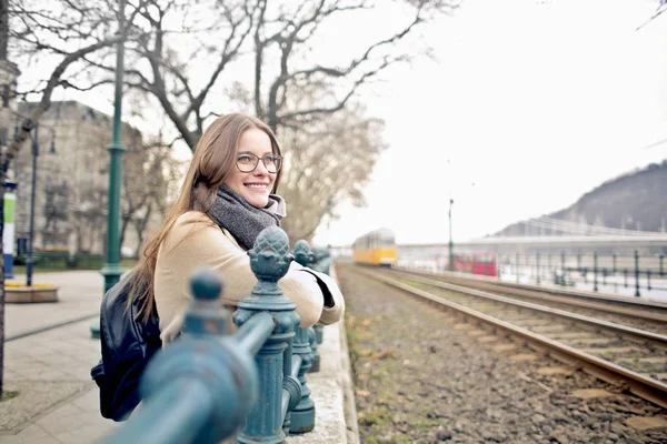 Junge Hübsche Frau Beobachtet Das Stadtbild Mit Einer Straßenbahn Hintergrund — Stockfoto