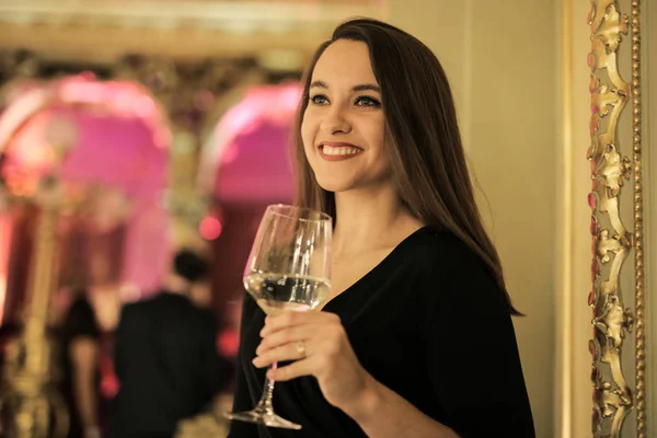 Junge Hübsche Frau Lächelt Mit Einem Glas Getränk Der Hand — Stockfoto