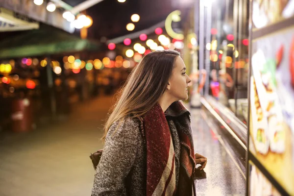 Genç Kadın Sokakta Arka Planda Renkli Işıklı Kış Geceleri Oldukça — Stok fotoğraf