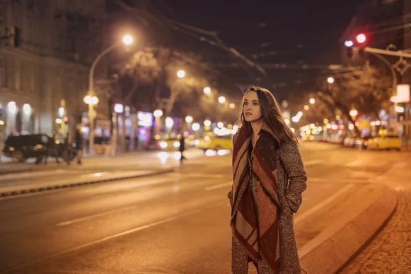 Giovane Bella Donna Attesa Strada Notte Inverno — Foto Stock